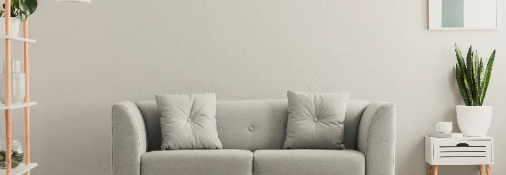 Helles Wohnzimmer mit Sofa und Pflanzen